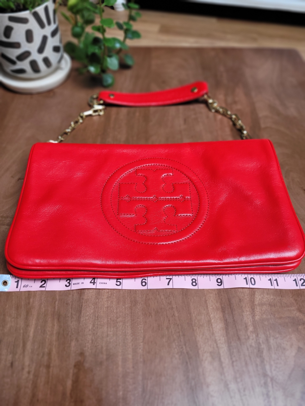 Tory Burch Vibrant Red Leather Logo Wristlet with Chain Strap - Picture 4 of 5